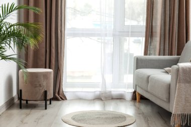 Işıklı perdeleri olan şık bir oturma odası.