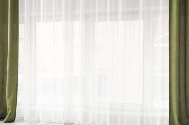 Boş odada ışık perdeleri