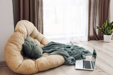 Işıklı perdeleri olan şık bir oturma odası.