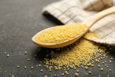 Koyu arka planda saf kuskus kaşığı, yakın plan.