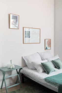 İçinde resimler olan şık bir yatak odası.