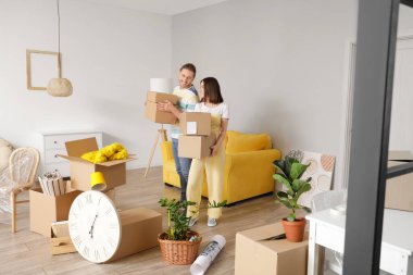 Taşındıkları gün yeni evlerinde karton kutuları olan genç çift.