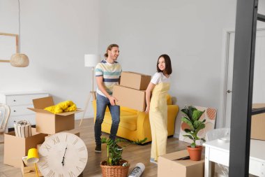 Taşındıkları gün yeni evlerinde karton kutuları olan genç çift.