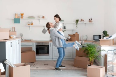 Taşındıkları gün yeni evlerinde karton kutuları olan genç çift.