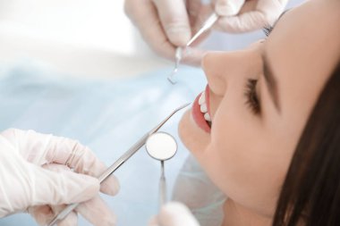 Klinikteki dişçiyi ziyaret eden genç kadın, yakın plan.