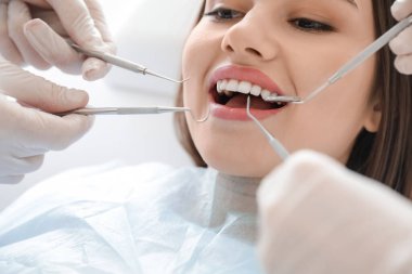 Klinikteki dişçiyi ziyaret eden genç kadın, yakın plan.