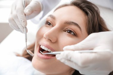 Klinikteki dişçiyi ziyaret eden genç kadın, yakın plan.