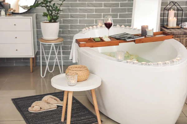 Elegante Interior Baño Moderno Con Velas Encendidas Copa Vino —  Fotos de Stock
