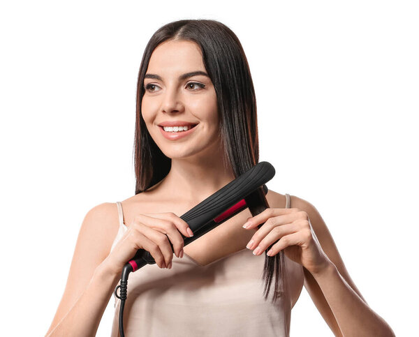 Красивая молодая женщина с плоским железом на белом фоне