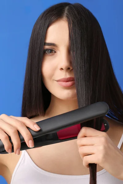 Hermosa Mujer Joven Con Plancha Aplanadora Sobre Fondo Color —  Fotos de Stock