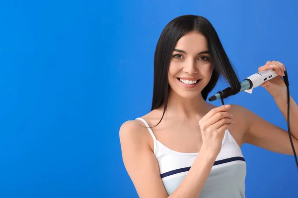 Beautiful Young Woman Curling Iron Color Background — Φωτογραφία Αρχείου