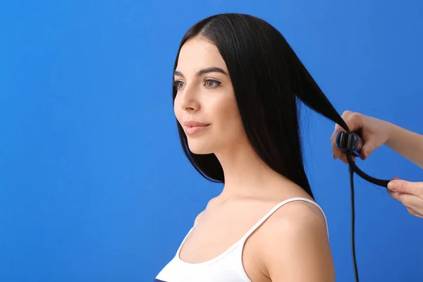 Genç Bir Kadının Saçının Renk Arka Planında Düzleştirilmesi — Stok fotoğraf