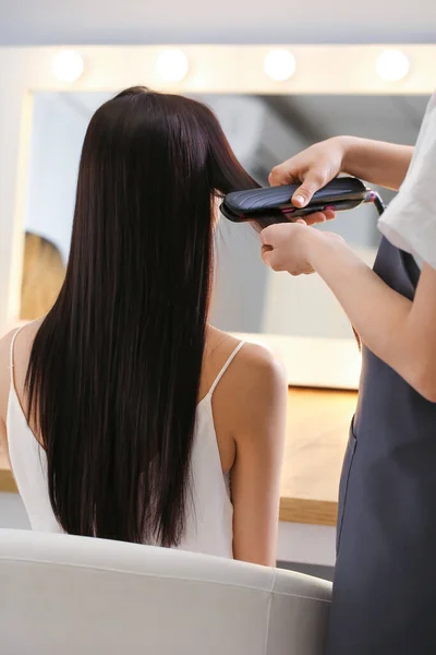 Friseur Arbeitet Mit Klient Schönheitssalon — Stockfoto