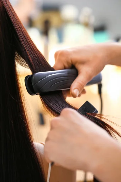 Coiffeur Travaillant Avec Client Dans Salon Beauté Gros Plan — Photo