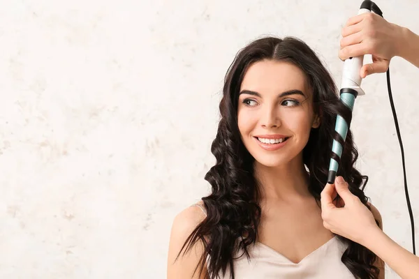 Curling Young Woman Hair Light Background — Stock Photo, Image