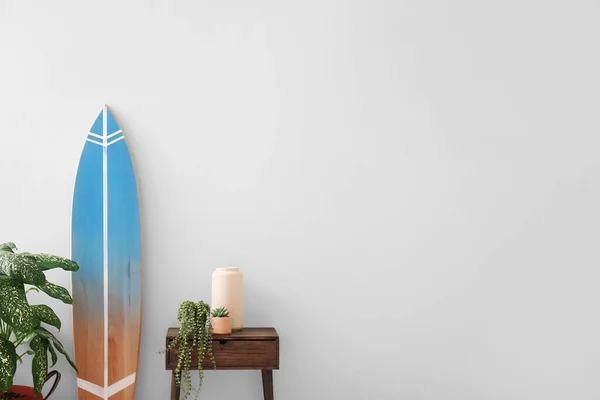 Intérieur Chambre Élégante Moderne Avec Table Planche Surf — Photo