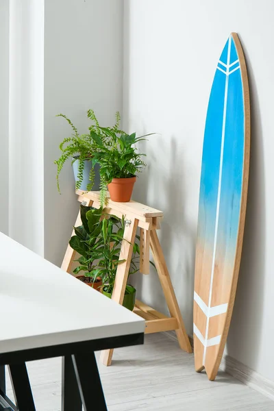 サーフボード付きのモダンなスタイリッシュな客室のインテリア — ストック写真