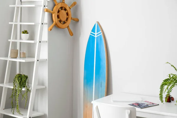Intérieur Chambre Élégante Moderne Avec Table Planche Surf — Photo