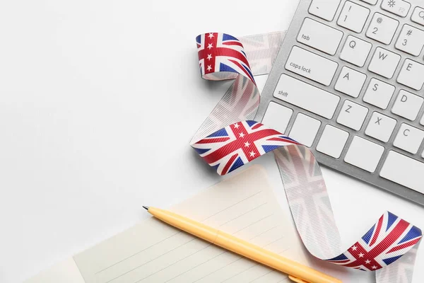 Notebook Klávesnice Stuha Barvách Britské Vlajky Bílém Pozadí Koncept Učení — Stock fotografie