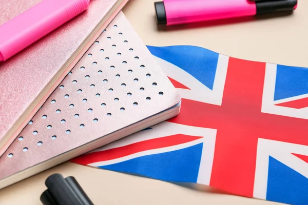 Papírnictví Vlajka Spojeného Království Barevném Pozadí Detailní Záběr Koncept Učení — Stock fotografie