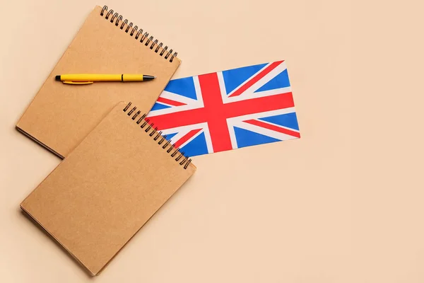 Notebooky Pero Britská Vlajka Barevném Pozadí Koncept Učení Anglicky — Stock fotografie