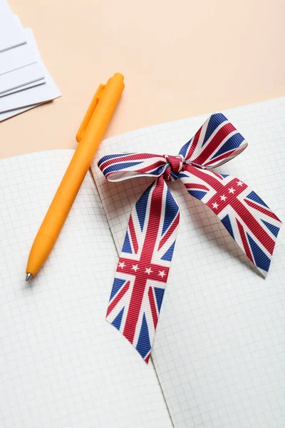 Notatnik Długopis Wstążka Kolorach Brytyjskiej Flagi Beżowym Tle Zbliżenie Pojęcie — Zdjęcie stockowe