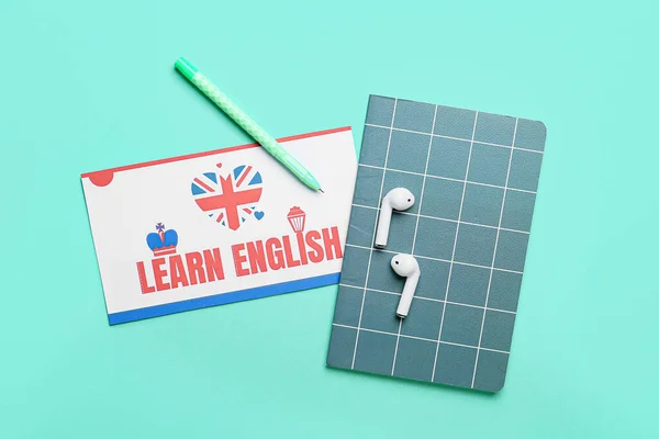 Notebook Sluchátka Papír Textem Learn English Barevném Pozadí — Stock fotografie