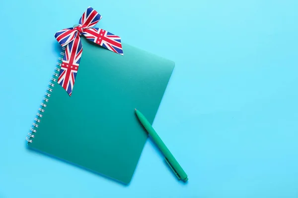 Papier Wstążka Kolorach Brytyjskiej Flagi Niebieskim Tle Pojęcie Nauki Języka — Zdjęcie stockowe