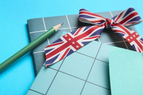Papírnictví Stuha Barvách Britské Vlajky Modrém Pozadí Detailní Záběr Koncept — Stock fotografie