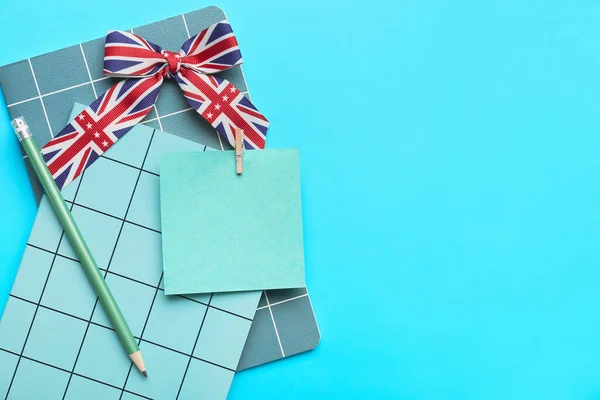 Papírnictví Stuha Barvách Britské Vlajky Modrém Pozadí Koncept Učení Anglicky — Stock fotografie