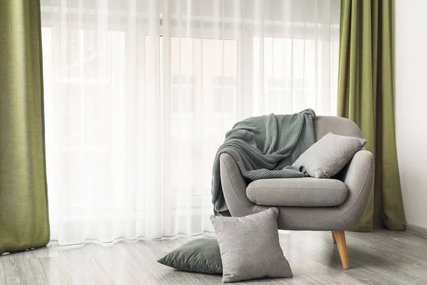 Cómodo Sillón Cerca Cortinas Luz Habitación — Foto de Stock