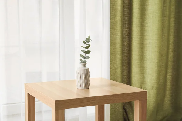 Table Vase Light Curtains Room — Stock Photo, Image