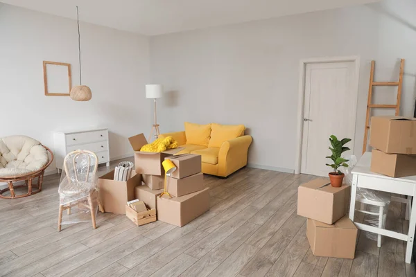 Cardboard Boxes Belongings Room Moving Day — Stock Photo, Image