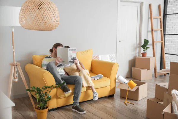 Young Couple Reading Magazine New House Moving Day — Stock Photo, Image