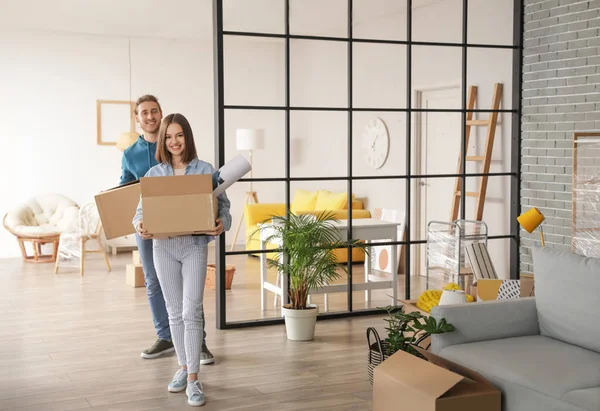 Casal Jovem Com Caixas Papelão Sua Nova Casa Dia Movimento — Fotografia de Stock