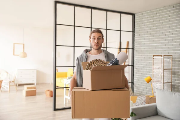 Jovem Com Caixas Quarto Dia Movimento — Fotografia de Stock