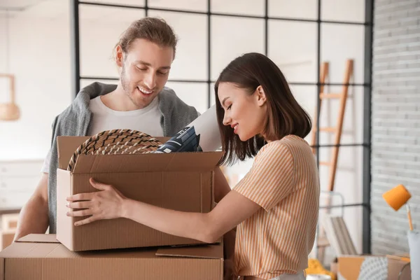 Casal Jovem Com Caixas Papelão Sua Nova Casa Dia Movimento — Fotografia de Stock