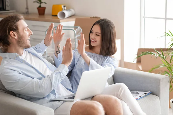 Jovem Casal Feliz Com Laptop Sua Nova Casa Dia Movimento — Fotografia de Stock