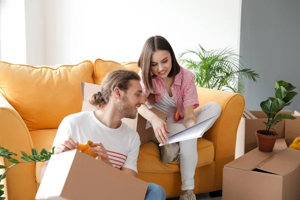 Jong Stel Met Bezittingen Hun Nieuwe Huis Verhuisdag — Stockfoto