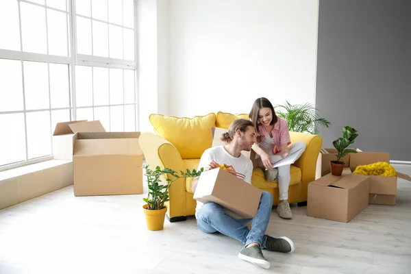 Young Couple Belongings New House Moving Day — Stock Photo, Image