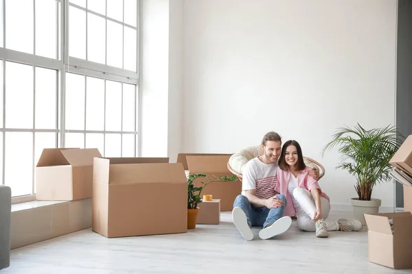 Jong Stel Met Kartonnen Dozen Hun Nieuwe Huis Verhuisdag — Stockfoto