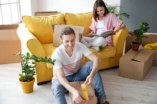 Young Couple Belongings New House Moving Day — Stock Photo, Image