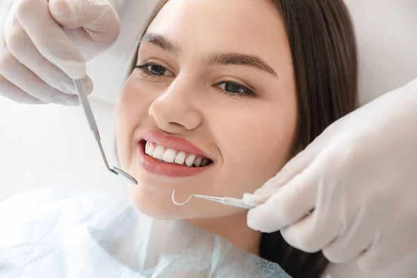 Młoda Kobieta Odwiedza Dentystę Klinice Zbliżenie — Zdjęcie stockowe
