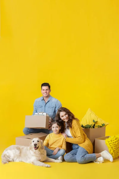 Счастливая Семья Собакой Вещами Цветном Фоне — стоковое фото