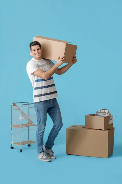 Bonito Homem Com Caixas Móveis Fundo Cor — Fotografia de Stock