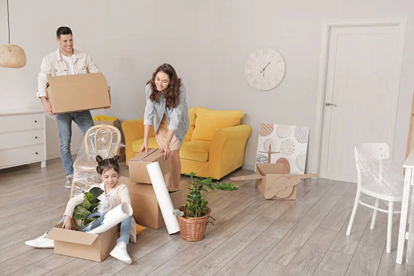 Happy Family Belongings New House Moving Day — Stock Photo, Image