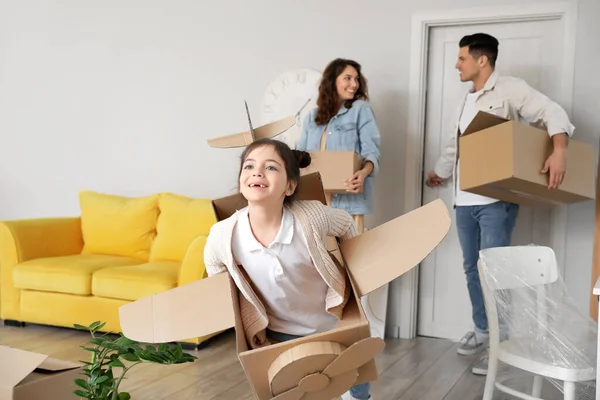 Little Girl Cardboard Airplane Playing Room Moving Day — Stock Photo, Image