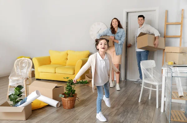 Gelukkige Familie Met Dozen Hun Nieuwe Huis Verhuisdag — Stockfoto