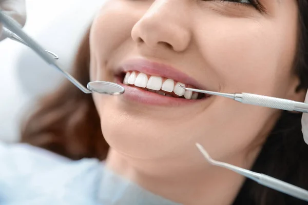 Młoda Kobieta Odwiedza Dentystę Klinice Zbliżenie — Zdjęcie stockowe
