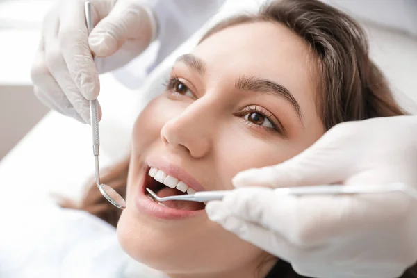 Young Woman Visiting Dentist Clinic Closeup — Stock fotografie